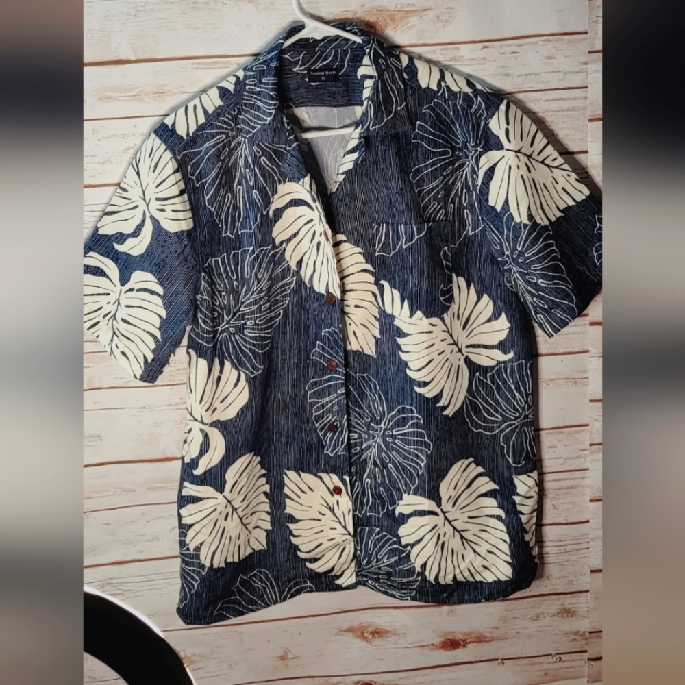🌸Hawaiian button shirt for men size Medium Tropical Storm Navy and white